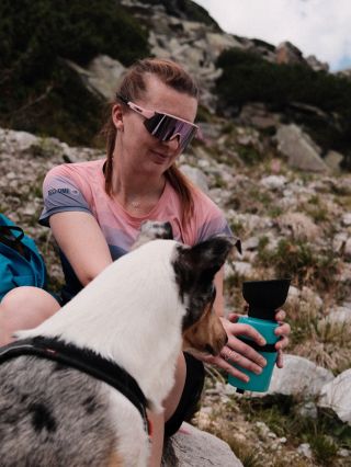 Na hory s tričkem z kolekce “Až na vrchol” s tím nejlepším čtyřnohým společníkem - to je prostě BEST:TIME. Co je pro Vás...